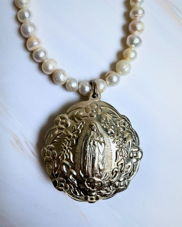 COLLAR PERLAS CON MEDALLA VIRGEN DE GPE - Image 3
