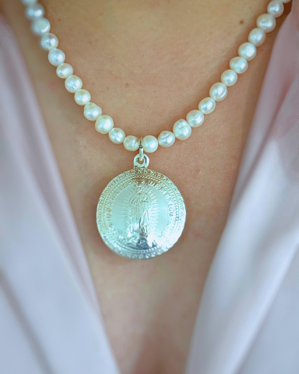 COLLAR PERLAS CON MEDALLA VIRGEN DE GPE
